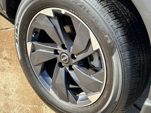 Certified 2025 Nissan Rogue SV image 11