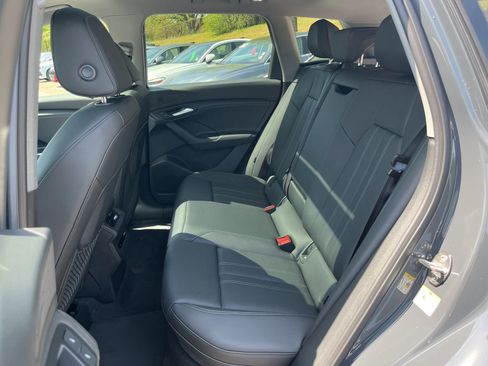 New 2025 Audi Q6 e-tron Premium image 25