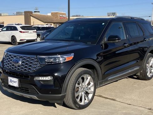 Certified 2021 Ford Explorer Platinum w/ Equipment Group 601A image 2