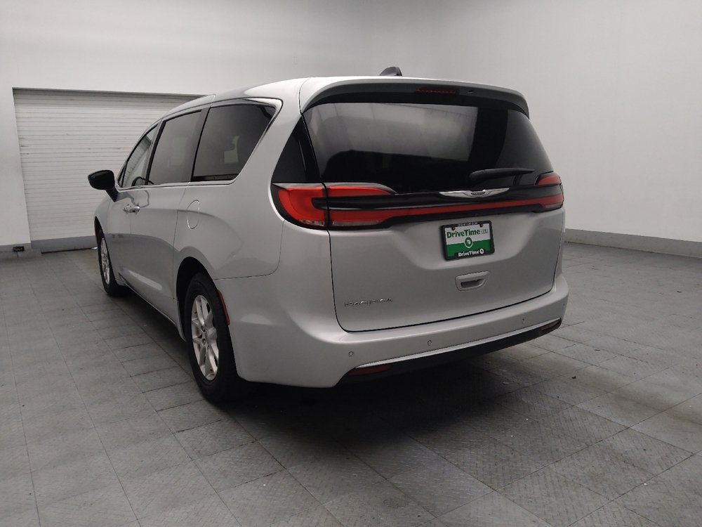 Used 2024 Chrysler Pacifica Touring-L FWD image 5