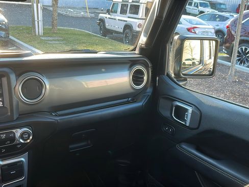 Used 2019 Jeep Wrangler Unlimited Sahara image 21