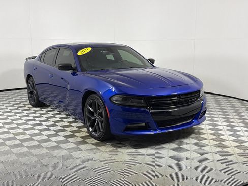 Used 2021 Dodge Charger SXT w/ Blacktop Package RWD image 3