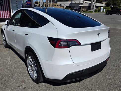Used 2022 Tesla Model Y Long Range image 7