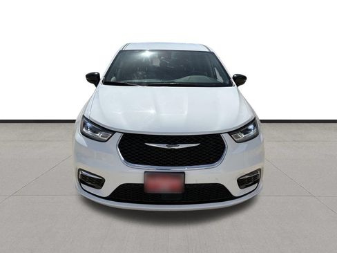 Used 2024 Chrysler Pacifica Limited FWD image 2