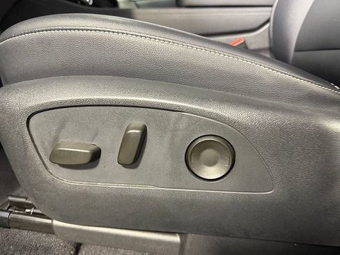 Used 2025 Chevrolet Traverse LT FWD image 24