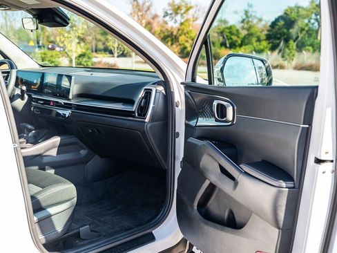 Used 2025 Kia Sorento LX image 11