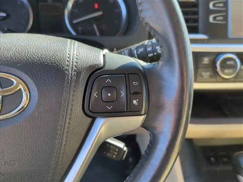 Used 2015 Toyota Highlander XLE image 16