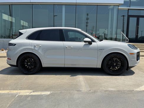 New 2025 Porsche Cayenne Turbo image 8