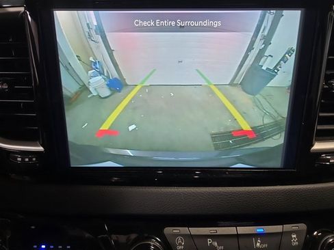 Used 2023 Chrysler Pacifica Touring-L image 23