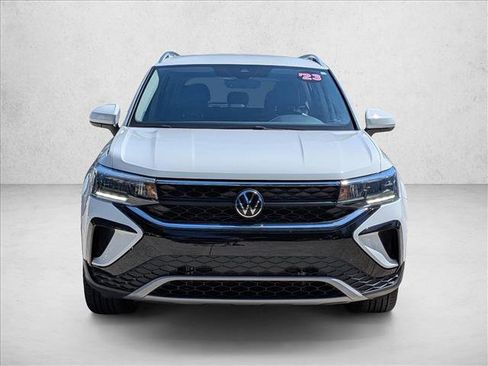 Used 2023 Volkswagen Taos SE w/ Black Wheel Package FWD image 2