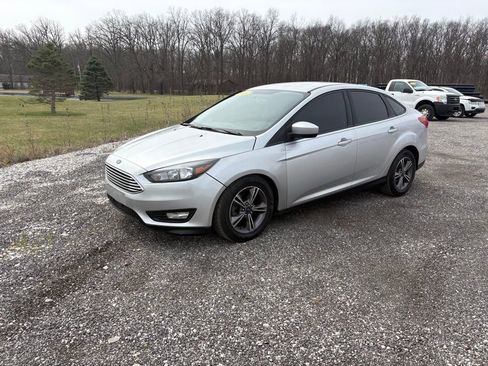 Used 2018 Ford Focus SE w/ SE Appearance Package FWD image 7