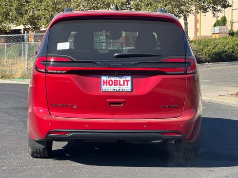 New 2027 Chrysler Pacifica Limited FWD image 4