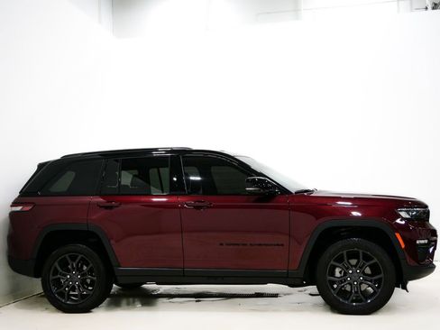 Used 2025 Jeep Grand Cherokee Limited image 5