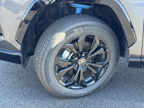 Used 2025 Toyota RAV4 SE image 40