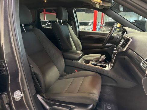 Used 2019 Jeep Grand Cherokee Laredo AWD/4WD image 32