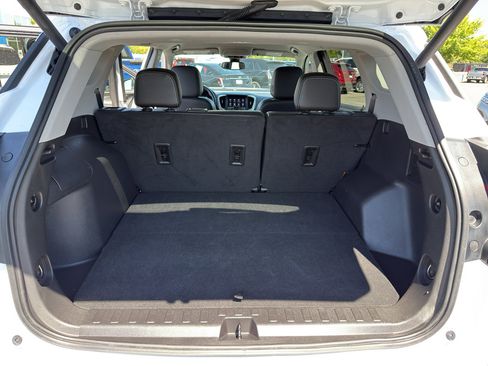 Used 2023 GMC Terrain SLT image 25