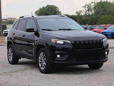 Used 2019 Jeep Cherokee Latitude Plus w/ Cold Weather Group AWD/4WD image 4