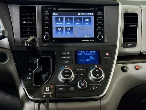 Used 2018 Toyota Sienna Limited FWD image 12