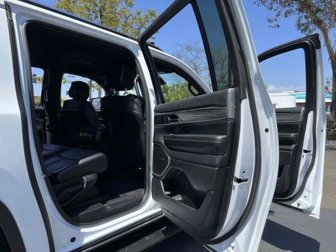 Used 2024 Jeep Wagoneer L Series II RWD image 8