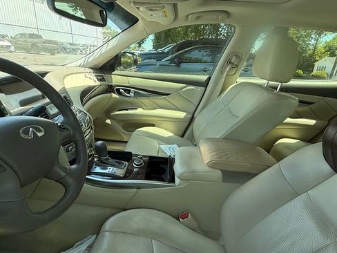 Used 2016 INFINITI Q70 L 3.7 RWD image 10