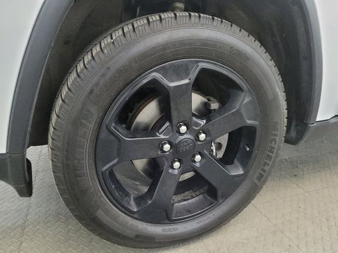 Used 2018 Jeep Grand Cherokee Laredo AWD/4WD image 31