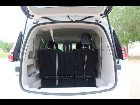 Used 2023 Chrysler Pacifica Touring-L FWD image 9