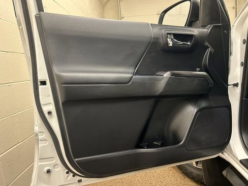 Used 2017 Toyota Tacoma 4x4 Double Cab image 13