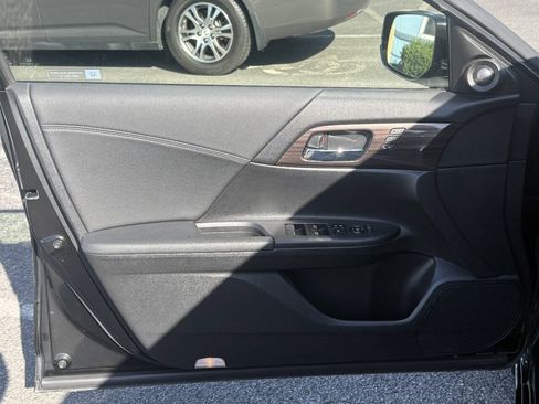 Used 2017 Honda Accord Touring image 10