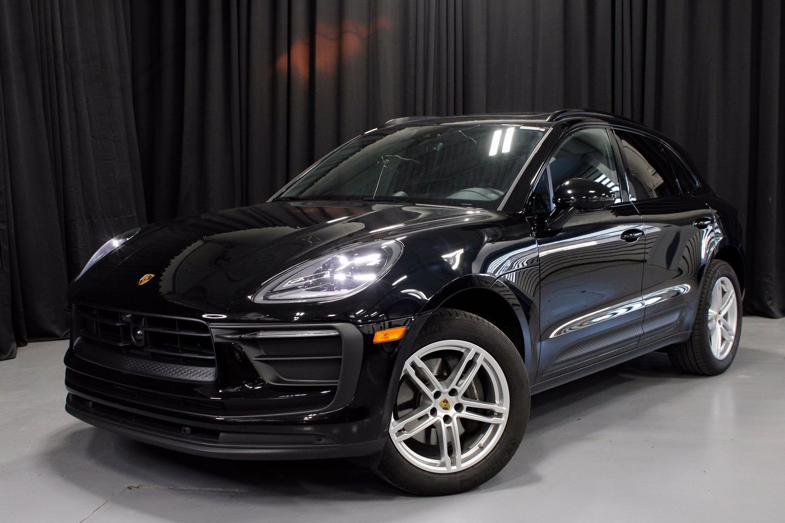 Certified 2025 Porsche Macan AWD/4WD image 1