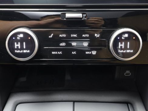 Used 2024 Land Rover Discovery Dynamic SE image 13