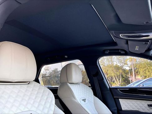 Used 2021 Bentley Bentayga image 12