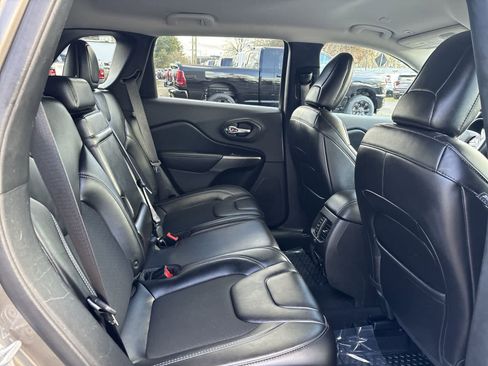 Used 2019 Jeep Cherokee Latitude Plus w/ Comfort/Convenience Group image 5