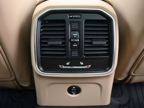 Certified 2026 Porsche Macan AWD/4WD image 8