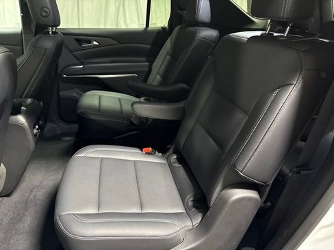 Used 2025 Chevrolet Traverse LT FWD image 17