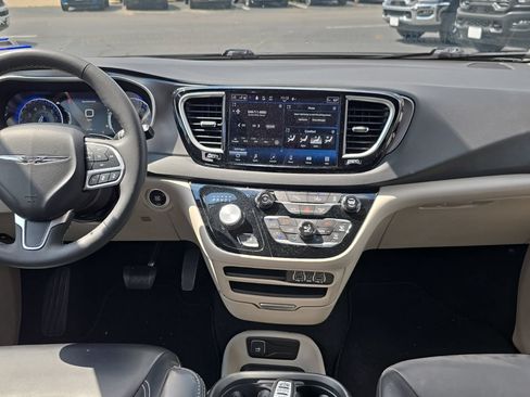 Used 2023 Chrysler Pacifica Touring-L FWD image 15
