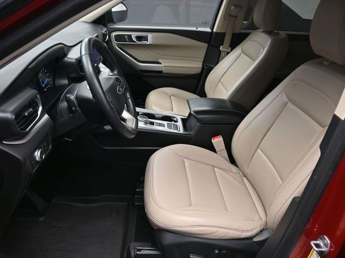 Used 2021 Ford Explorer XLT w/ Equipment Group 202A image 18