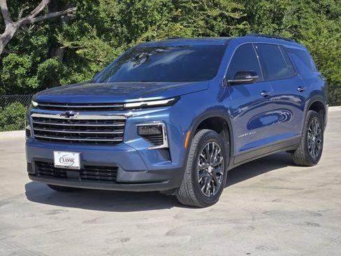 Used 2025 Chevrolet Traverse LT w/ Sun and Wheel Package FWD image 4