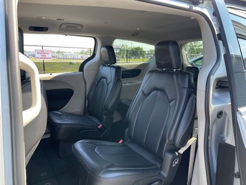 Used 2024 Chrysler Pacifica Touring-L FWD image 39