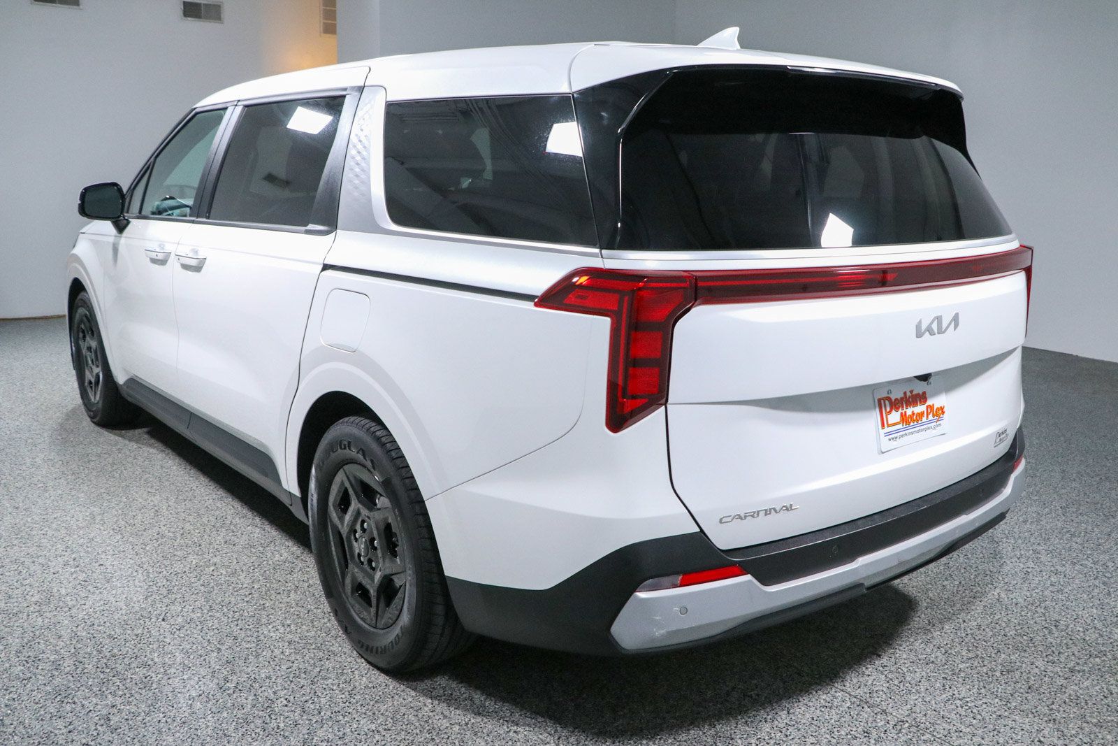 Used 2025 Kia Carnival FWD image 9