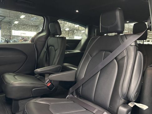 Used 2025 Chrysler Pacifica Select image 20