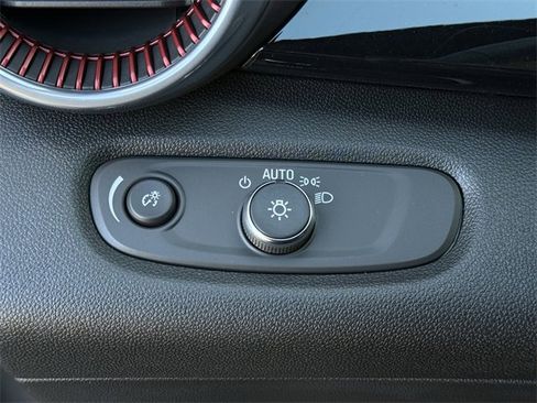 Used 2025 Chevrolet Trax RS w/ Sunroof Package image 24