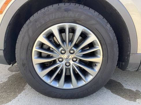 Used 2017 Lincoln MKX Select w/ Select Plus Package AWD/4WD image 6