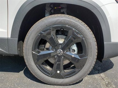 New 2025 Volkswagen Taos SE image 12