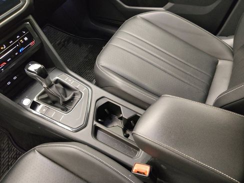 Used 2022 Volkswagen Tiguan SE w/ Panoramic Sunroof Package image 26