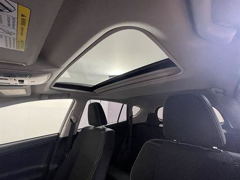 Used 2018 Toyota RAV4 XLE AWD/4WD image 10
