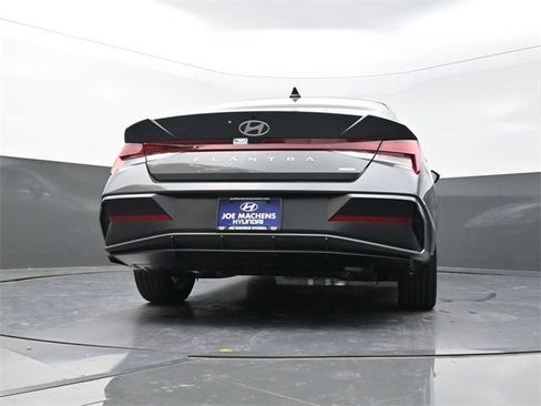 New 2025 Hyundai Elantra Limited image 38