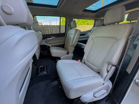 Used 2022 Jeep Wagoneer Series III w/ Premium Group I AWD/4WD image 29