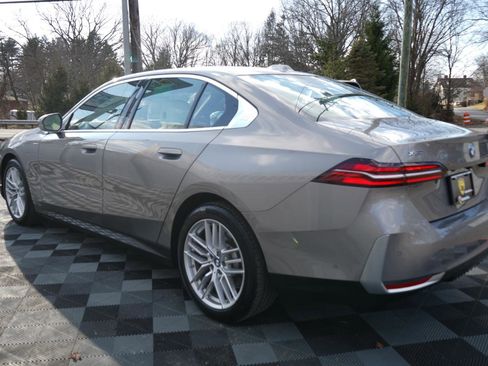 Used 2024 BMW 530i xDrive w/ Convenience Package image 9