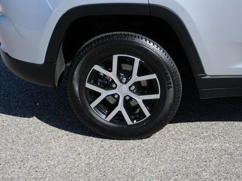 Used 2024 Jeep Grand Cherokee Limited image 4