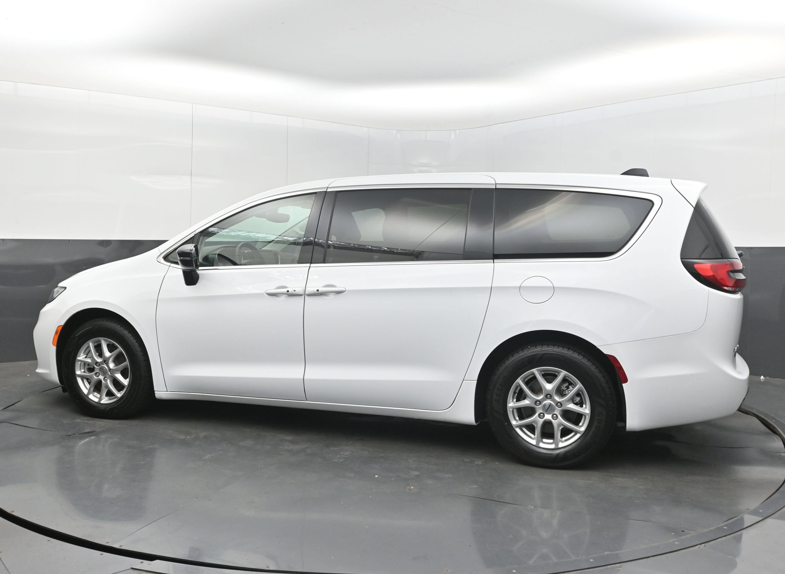 Used 2024 Chrysler Pacifica Touring-L FWD image 7